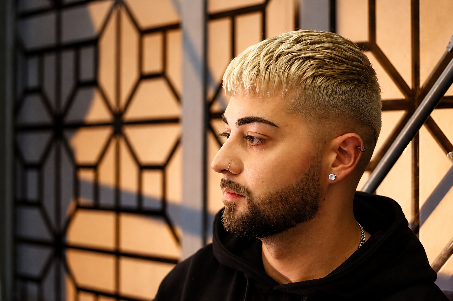 Corte curto degradê com cabelo louro