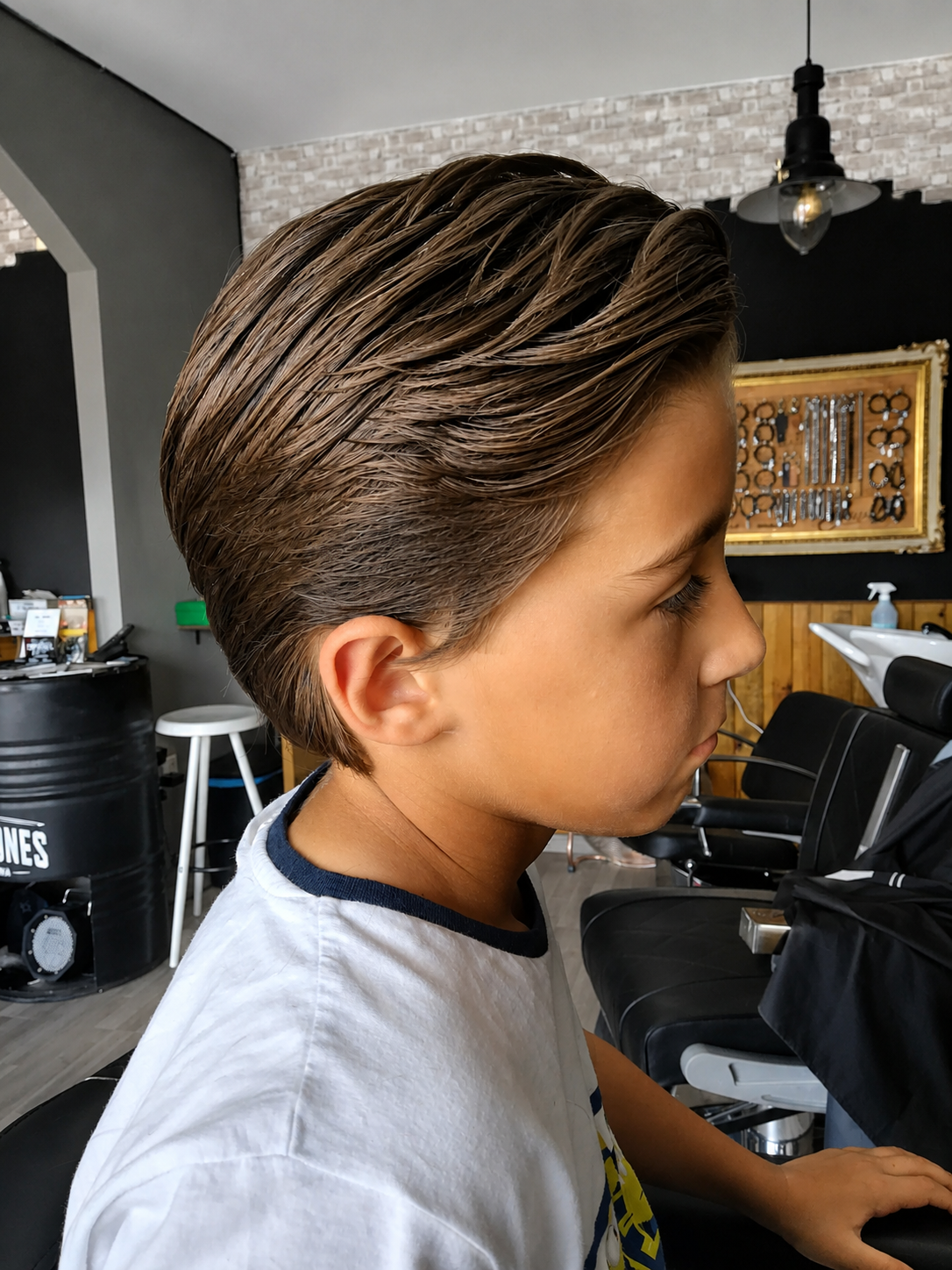 Corte de cabelo masculino penteado para trás
